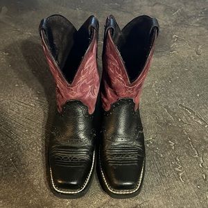 Justin Gypsy Women’s cowboy boot. Black and burgundy with white stitching.
